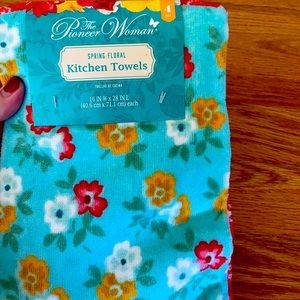 Pioneer woman spring collection kitchen towels. 4 towels